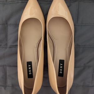 Beige Pump with gold accents and block heel